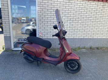 MOOIE VESPA SPRINT S 45KM BROM MAT ROOD BJ2018 8000KM