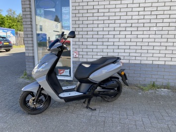 JONGE  PEUGEOT KISBEE 45KM BROM NARDO GREY  BJ2025 4000KM