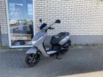 JONGE  PEUGEOT KISBEE 45KM BROM NARDO GREY  BJ2025 4000KM