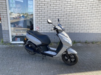 JONGE  PEUGEOT KISBEE 45KM BROM NARDO GREY  BJ2025 4000KM
