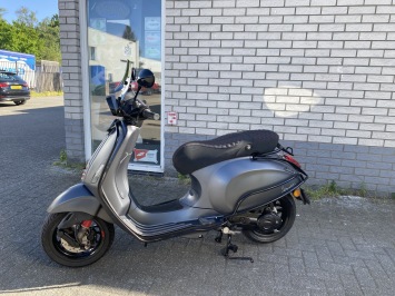 DIKKE VESPA SPRINT S 45KM 4-T BROM MAT GRIJS CARBON BJ2018 9000KM