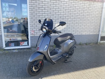 DIKKE VESPA SPRINT S 45KM 4-T BROM MAT GRIJS CARBON BJ2018 9000KM