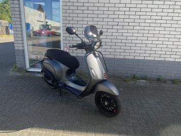 DIKKE VESPA SPRINT S 45KM 4-T BROM MAT GRIJS CARBON BJ2018 9000KM