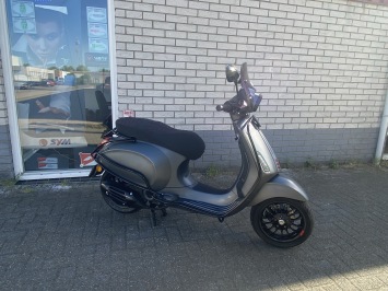 DIKKE VESPA SPRINT S 45KM 4-T BROM MAT GRIJS CARBON BJ2018 9000KM