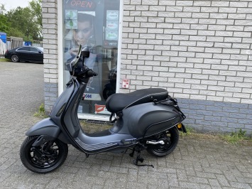 MOOIE VESPA SPRINT S 45KM 4-T BROM MAT GRIJS  BJ2017 9000KM