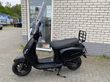PRACHTIGE GTS VESPA LOOK RIVA 45KM BROM ZWART BJ2024 6000KM