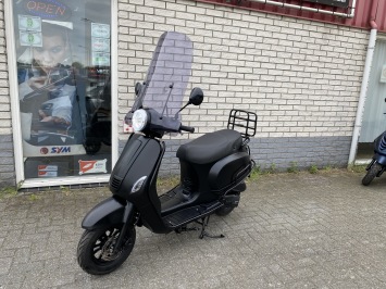 PRACHTIGE GTS VESPA LOOK RIVA 45KM BROM ZWART BJ2024 6000KM