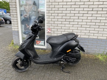 GAVE PIAGGIO ZIP SP 45KM 4T BROM MAT ZWART BJ2015 9000KM