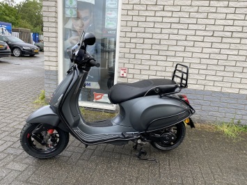 LEUKE VESPA SPRINT S 45KM 4-T BROM MAT GRIJS BJ2017 8000KM