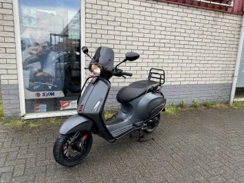 LEUKE VESPA SPRINT S 45KM 4-T BROM MAT GRIJS BJ2017 8000KM