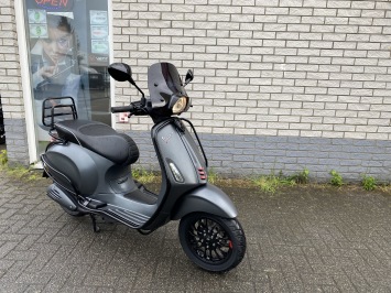 LEUKE VESPA SPRINT S 45KM 4-T BROM MAT GRIJS BJ2017 8000KM