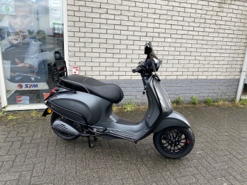 LEUKE VESPA SPRINT S 45KM 4-T BROM MAT GRIJS BJ2017 8000KM