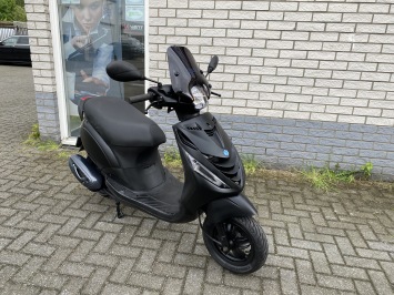 LEUKE PIAGGIO ZIP SP 45 4T MAT BLACK BROM BJ2020 10.000KM