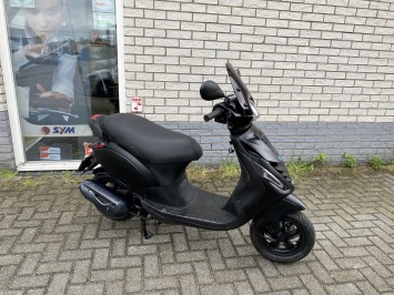 LEUKE PIAGGIO ZIP SP 45 4T MAT BLACK BROM BJ2020 10.000KM