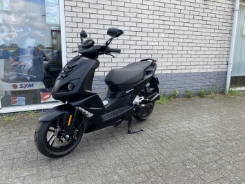 JONGE PEUGEOT SPEEDFIGHT 4 45KM BROM MAT BLACK EDTION BJ4-2026 500KM