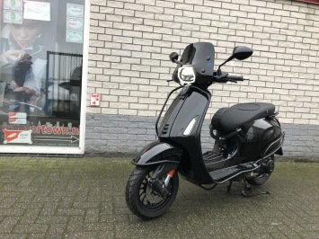 SPECIAL VESPA SPRINT S BLACK ON BLACK FULL OPTIONS BJ2025 0KM