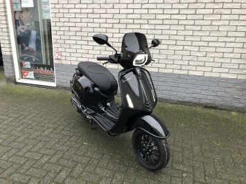 SPECIAL VESPA SPRINT S BLACK ON BLACK FULL OPTIONS BJ2023 0KM