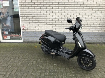 SPECIAL VESPA SPRINT S BLACK ON BLACK FULL OPTIONS BJ2023 0KM