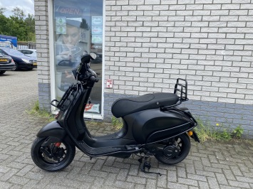 GAVE VESPA SPRINT S 45KM 4-TAKT BROM MAT BLACK 8.000KM BJ2021