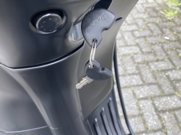 GAVE VESPA SPRINT S 45KM 4-TAKT BROM MAT BLACK 8.000KM BJ2021