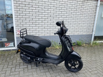 GAVE VESPA SPRINT S 45KM 4-TAKT BROM MAT BLACK 8.000KM BJ2021