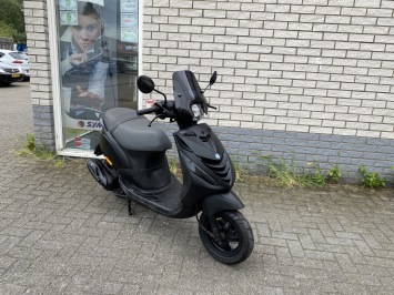 DIKKE PIAGGIO ZIP SP 45KM BROM MAT ZWART BJ2009 11000KM