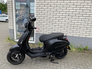 DIKKE VESPA SPRINT S 45KM 4-TAKT BROM MAT BLACK 9000KM BJ2018