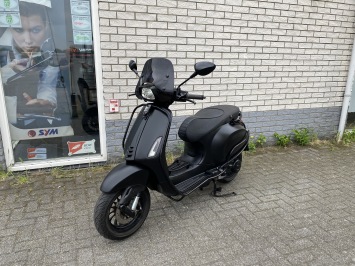 DIKKE VESPA SPRINT S 45KM 4-TAKT BROM MAT BLACK 9000KM BJ2018