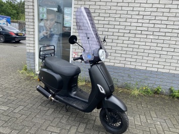 LEUKE VESPA LOOK AGM RIVA SOURIS 45KM BROM ZWART BJ2021 5000KM