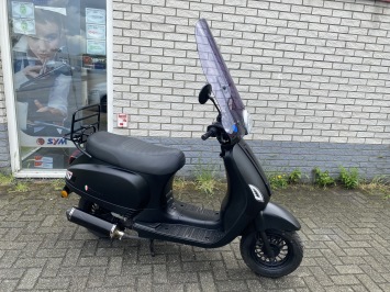 LEUKE VESPA LOOK AGM RIVA SOURIS 45KM BROM ZWART BJ2021 5000KM