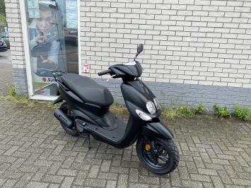 MOOIE YAMAHA NEO,S BROM 45KM MAT BLACK 4-TAKT BJ2014 8000KM