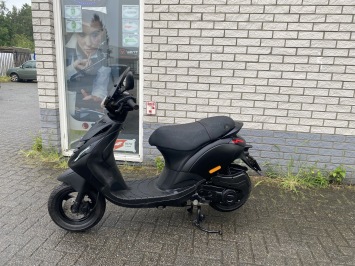 JONGE PIAGGIO ZIP SP 45 4-TAKT MAT BLACK ZWART BROM  BJ2023 5000KM 