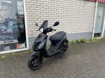 JONGE PIAGGIO ZIP SP 45 4-TAKT MAT BLACK ZWART BROM  BJ2023 5000KM 
