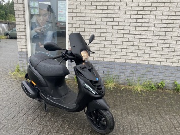 JONGE PIAGGIO ZIP SP 45 4-TAKT MAT BLACK ZWART BROM  BJ2023 5000KM 