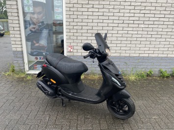JONGE PIAGGIO ZIP SP 45 4-TAKT MAT BLACK ZWART BROM  BJ2023 5000KM 