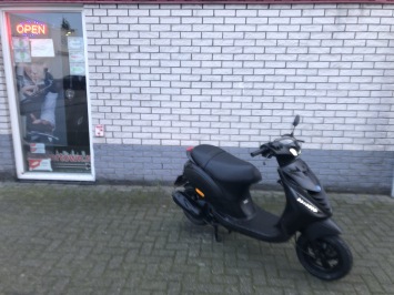 NIEUWE VESPA SPRINT S euro5  iget BLEU VIVACE SPECIAL SNOR 25KM  0KM 