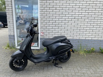 DIKKE VESPA SPRINT S 45KM 4-TAKT BROM MAT BLACK 8000KM BJ2019 vol optie