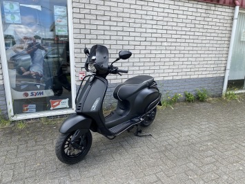 DIKKE VESPA SPRINT S 45KM 4-TAKT BROM MAT BLACK 8000KM BJ2019 vol optie
