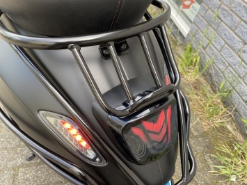 DIKKE VESPA SPRINT S 45KM 4-TAKT BROM MAT BLACK 8000KM BJ2019 vol optie