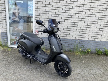 DIKKE VESPA SPRINT S 45KM 4-TAKT BROM MAT BLACK 8000KM BJ2019 vol optie
