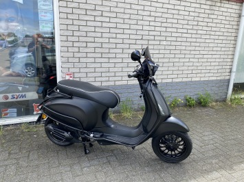 DIKKE VESPA SPRINT S 45KM 4-TAKT BROM MAT BLACK 8000KM BJ2019 vol optie