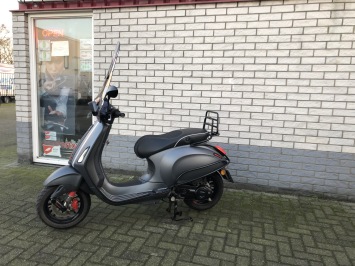 DIKKE VESPA SPRINT S 45KM BROM MAT GREY BJ2019 10.000KM 4-TAKT