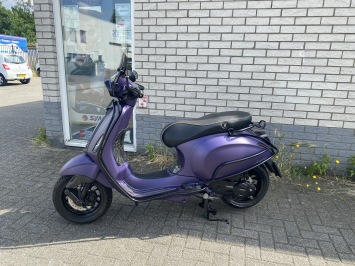 DIKKE VESPA SPRINT S 45KM BROM MAT PAARS BJ2021 9000KM
