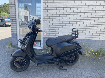 GAVE VESPA SPRINT S 45KM 4-TAKT BROM MAT BLACK 11000KM BJ2020 vol opties