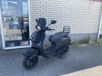 GAVE VESPA SPRINT S 45KM 4-TAKT BROM MAT BLACK 11000KM BJ2020 vol opties
