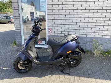 DIKKE PIAGGIO ZIP SP 45KM BROM MAT BLAUW BJ2016 6000KM
