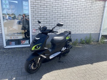 MOOIE PEUGEOT SPEEDFIGHT 4 BROM 4T 45KM MAT BLACK BJ2018 9000KM
