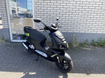MOOIE PEUGEOT SPEEDFIGHT 4 BROM 4T 45KM MAT BLACK BJ2018 9000KM