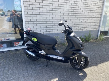 MOOIE PEUGEOT SPEEDFIGHT 4 BROM 4T 45KM MAT BLACK BJ2018 9000KM