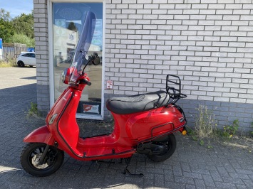 PRACHTIGE RIVA VESPA LOOK RIVA 45KM BROM ROOD BJ2024 8000KM